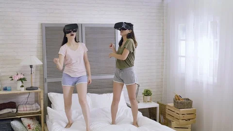 Girls using virtual reality headsets play tennis Vídeo Stock 105285570