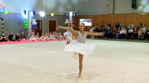 Girls in white suits dance performance. 库存影片 239097572