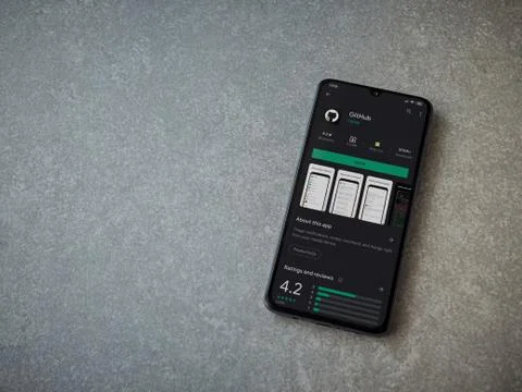 GitHub app play store page on the display of a black mobile smartphone on cer Foto stock