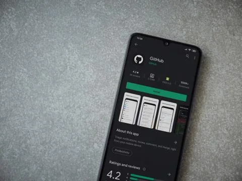 GitHub app play store page on the display of a black mobile smartphone on cer Foto stock