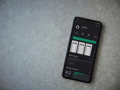 GitHub app play store page on the display of a black mobile smartphone on cer Foto stock