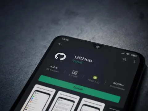 GitHub app play store page on the display of a black mobile smartphone on dar Foto stock
