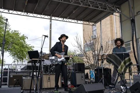 The Gitkin Band Performs at the Freret Street Festival in New Orleans, LA, USA Foto stock