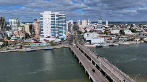 Giuseppe Garibaldi Bridge Forward Push Toward Tramandaí City Center Aerial 库存影片 336111789