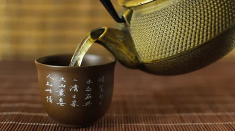 To give some tea from a teapot in a cup 動画素材 30642299