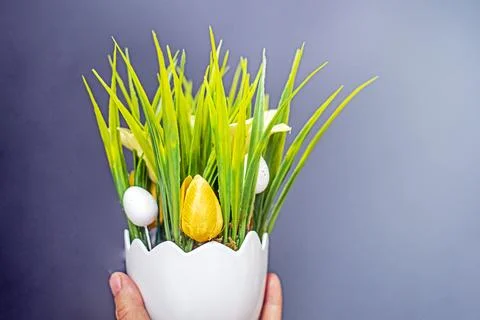 Give a spring Easter decorative bouquet with tulips on a gray background Foto stock