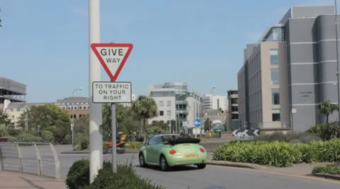 Give way to right roundabout 스톡 동영상 8605687