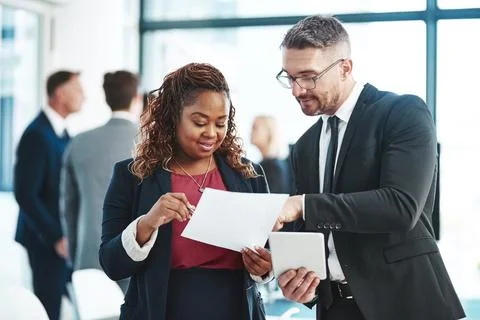Giving her some pointers. Cropped shot of two corporate businesspeople talkin Foto stock