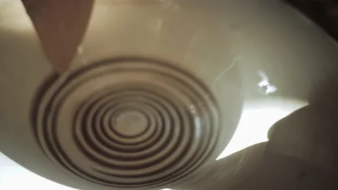 Giving a spiral pattern to a plate on a potter's wheel. Stock Footage 159965231