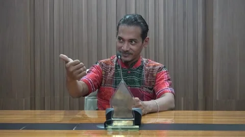 Giving thumb up. smiling face expression of business man workers Video stock 221380145