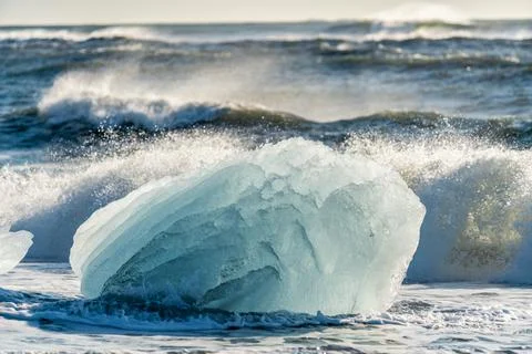 Glacial fragment of ice on black beach at daytime, Jokulsarlon Iceland Foto stock