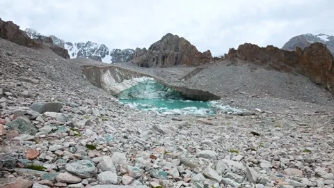 Glacial lake in the mountains Vídeo Stock 282347459