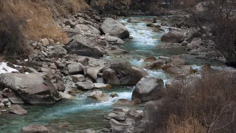 Glacial River flows through the gorge through the mountain stones Vídeo Stock 105651072