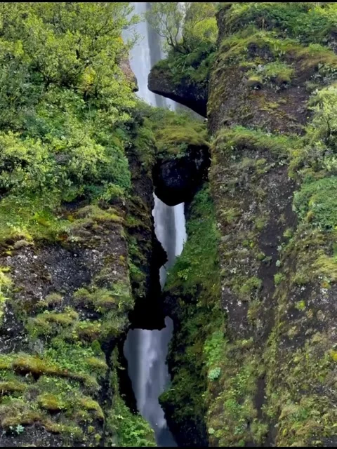 Glacial Waterfall Flowing Through Green Mossy Canyons Vídeos de archivo 340868840