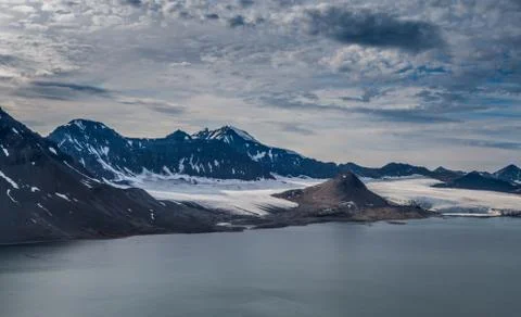 Glacier and mountain range under the clouds Foto stock