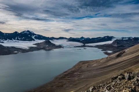 Glacier and mountain range under the clouds Foto stock