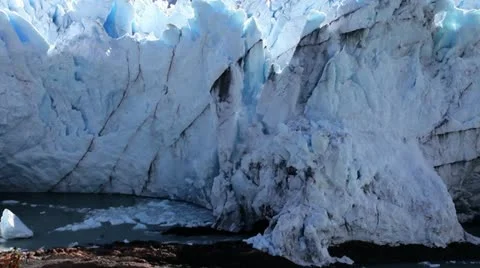 Glacier calving, Falling Ice, Close Up, Handheld &amp; NOT stabilized, Perito Moreno Vídeo Stock 10915769