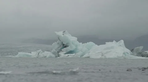 Glacier lake rack focus Stock Footage 39566116
