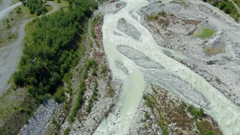 Glacier river flowing through mountain valley with rescue team Vidéo 301234488