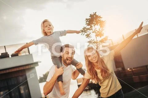 Glad family flourishing rms during fun outside Stock-Fotos