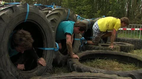 Gladiatorrun crawling out tires Stockbeeldmateriaal 18173528