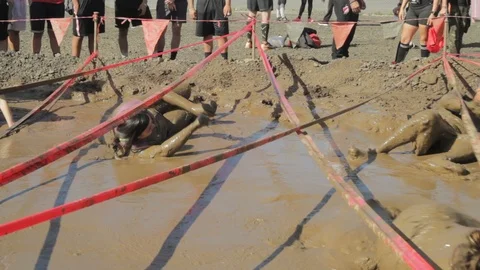 Gladiators enter the mud crawl challenge 库存影片 88918239