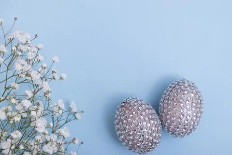 Glamorous Easter eggs with flowers. Cheerful table decorations for the spri.. Stock Photos