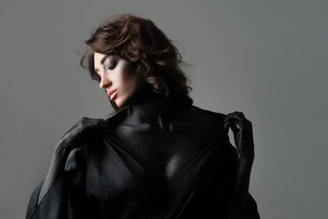 Glamorous gothic makeup with body art, beautiful young brunette in black, Foto stock