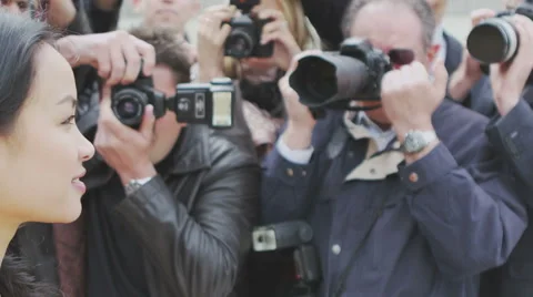 Glamorous model poses for the cameras as paparazzi fight to get the best picture Vidéo 40103765