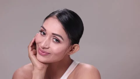 A glamorous model radiates confidence with a natural glow, showcasing beauty Vídeo Stock 317141985