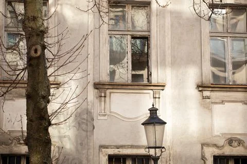 Glare and windows, reflections on the facade of an old tenement house, old town. Fotos de archivo