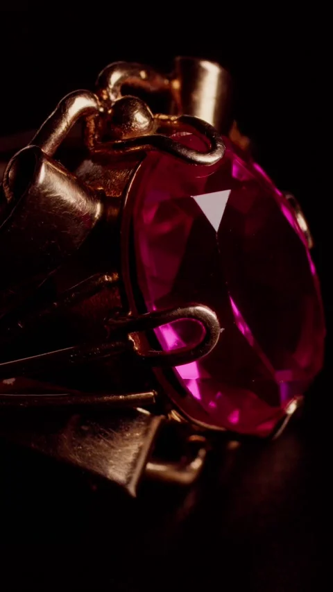 Glare of light on a gold ring with a red stone 動画素材 237701689