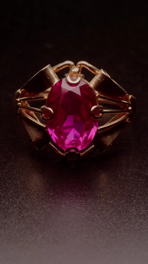 Glare of light on a gold ring with a red stone Stockbeeldmateriaal 237701877