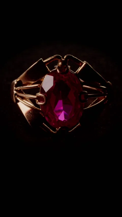 Glare of light on a golden ring with a red stone on a black background Vídeo Stock 237701736