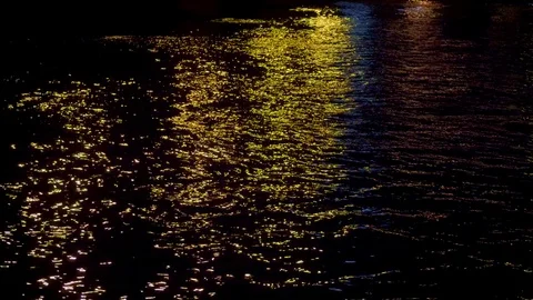 Glares on Neva river at night/ Vidéo 82477592