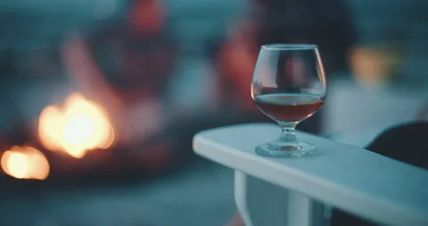 Glas whiskey at bornfire beachparty dwan 4k 스톡 동영상 153493953