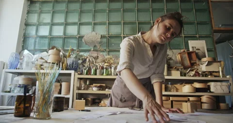 Glass Artist Using Tools to Shape Petals for Handmade Floral Mirror Stockbeeldmateriaal 276012336