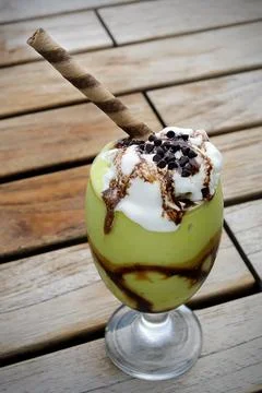 A glass of avocado float on the table Stock-Fotos