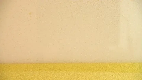 Glass of beer with bubbles and thick white foam. Vídeos de archivo 154307574