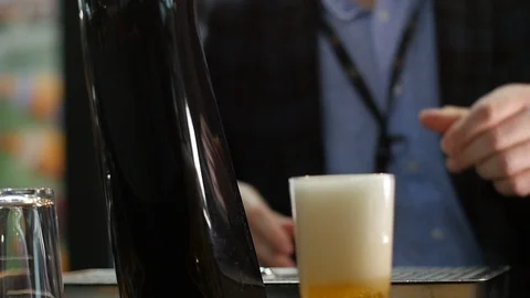 A glass of beer with foam 動画素材 119599150