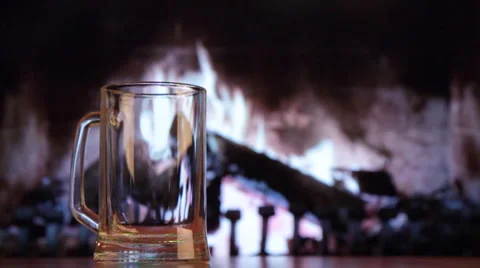 In a glass beer is poured. Видео 975609