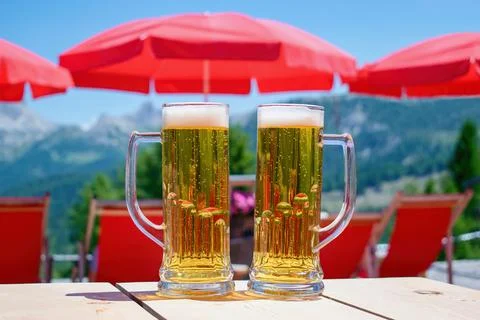 Glass of beer on the table, refreshment on the summer terrace. Alps mountain  Foto stock