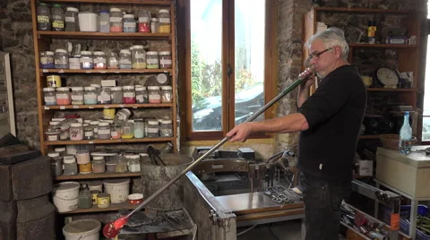 Glass-blower working in his workshop Video stock 58205492
