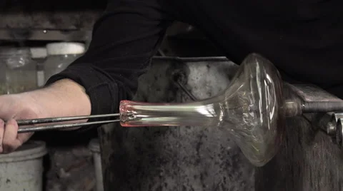 Glass-blower working in his workshop Video stock 58206572