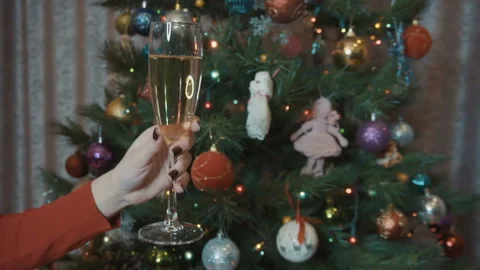 A glass of champagne on Christmas tree background Vídeos de archivo 99514857