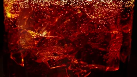 Glass of Cola with ice and bubbles. Vidéo 140655288