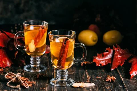 Glass cup of hot ginger tea with lemon and honey Foto stock