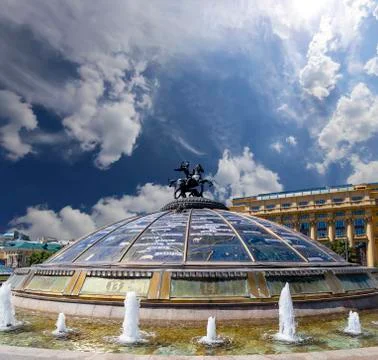 Glass cupola crowned by a statue of Saint George, holy patron of Moscow, Russia Foto stock