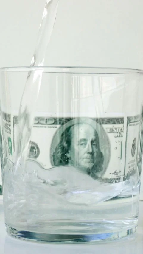 Glass with dollar bills 库存影片 334716549