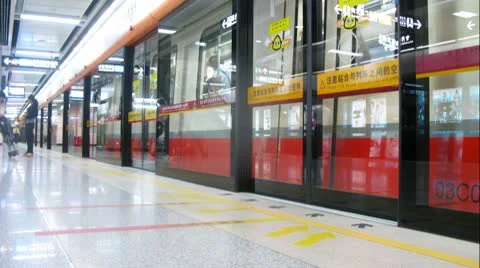 Glass door is closed before train in subway Video stock 10791689